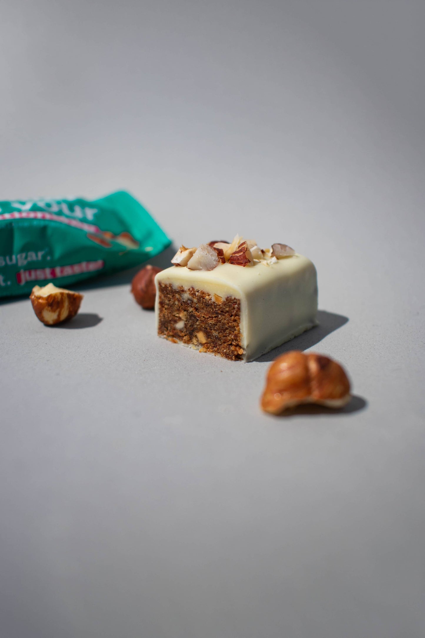 White chocolate crunchy hazelnut bar organic+vegan+gluten-free